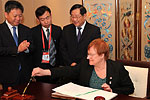  Presidentti Halonen kirjoittaa Shanghain EXPO 2010 –maailmannäyttelyn vieraskirjaan.  Copyright © Tasavallan presidentin kanslia 